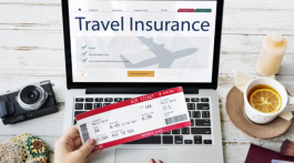 Biglietto aereo e assicurazione di viaggio